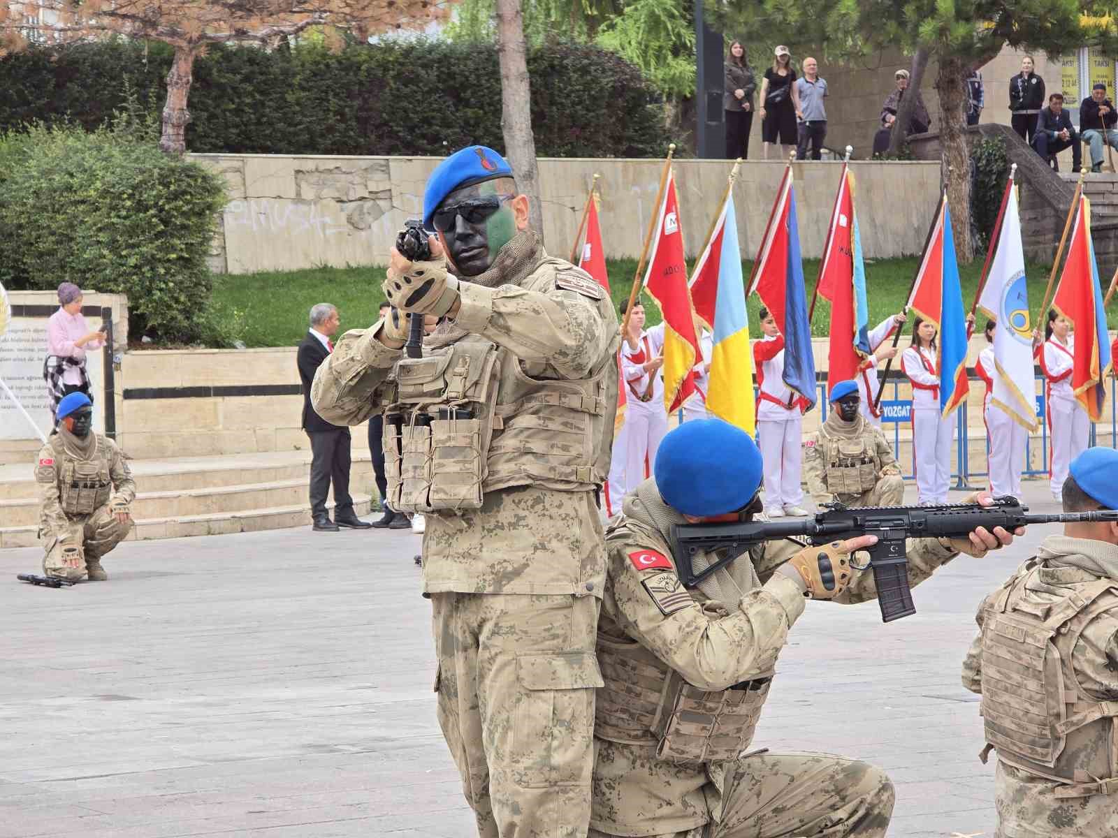 Komandoların zeybek oyunu beğeni topladı