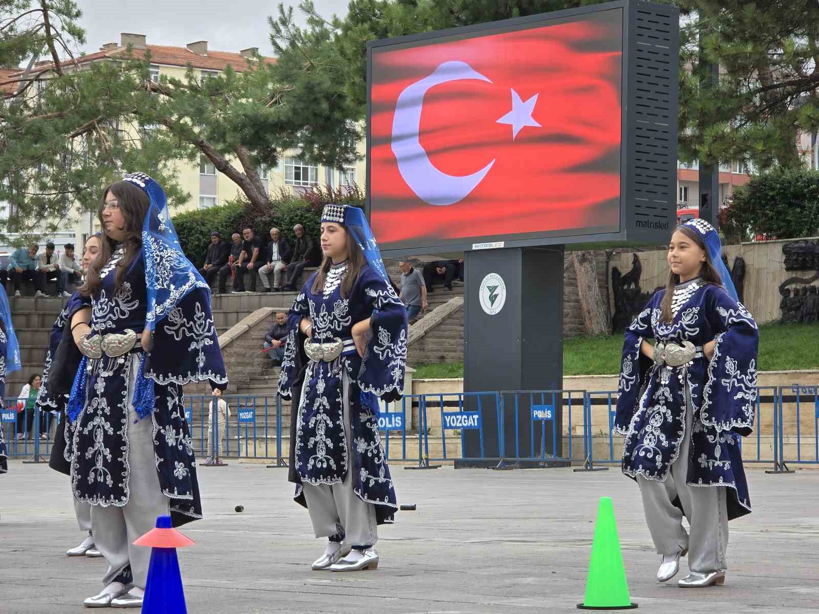 Komandoların zeybek oyunu beğeni topladı