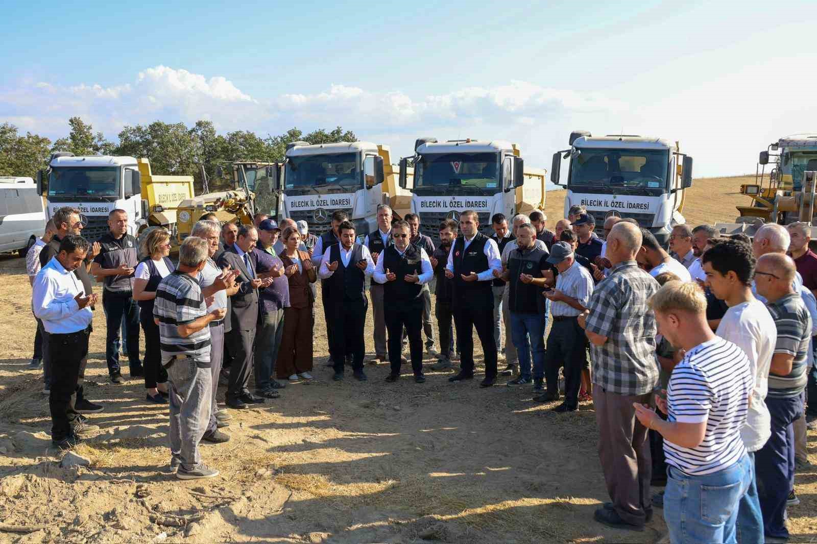 Bilecik’te 8 kilometrelik köy yolu sıcak asfalta hazırlanıyor