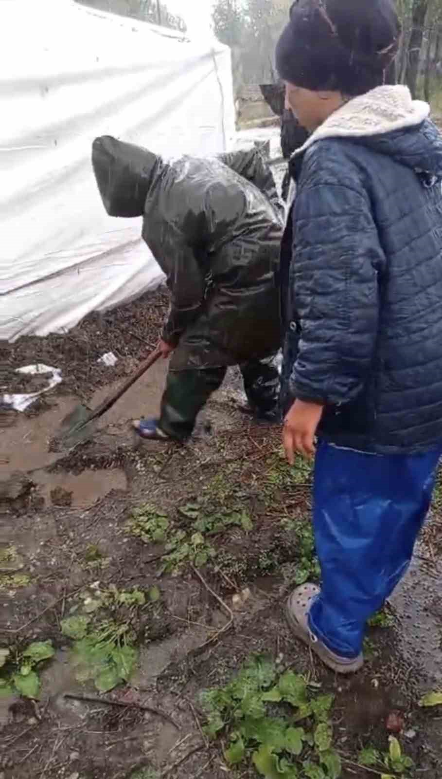Samsun’a giden fındık işçilerini yağmur vurdu