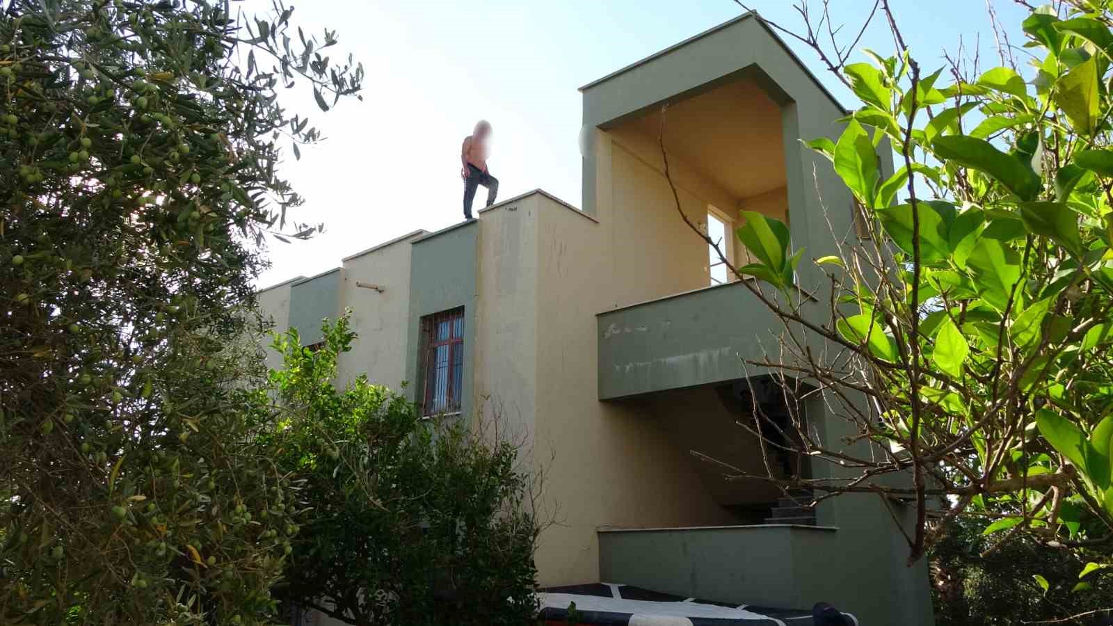 Çalıştığı otelin lojmanın çatısında ‘karım gelecek’ diye usturalı eylem yaptı