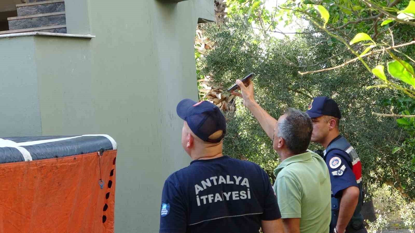 Çalıştığı otelin lojmanın çatısında ‘karım gelecek’ diye usturalı eylem yaptı