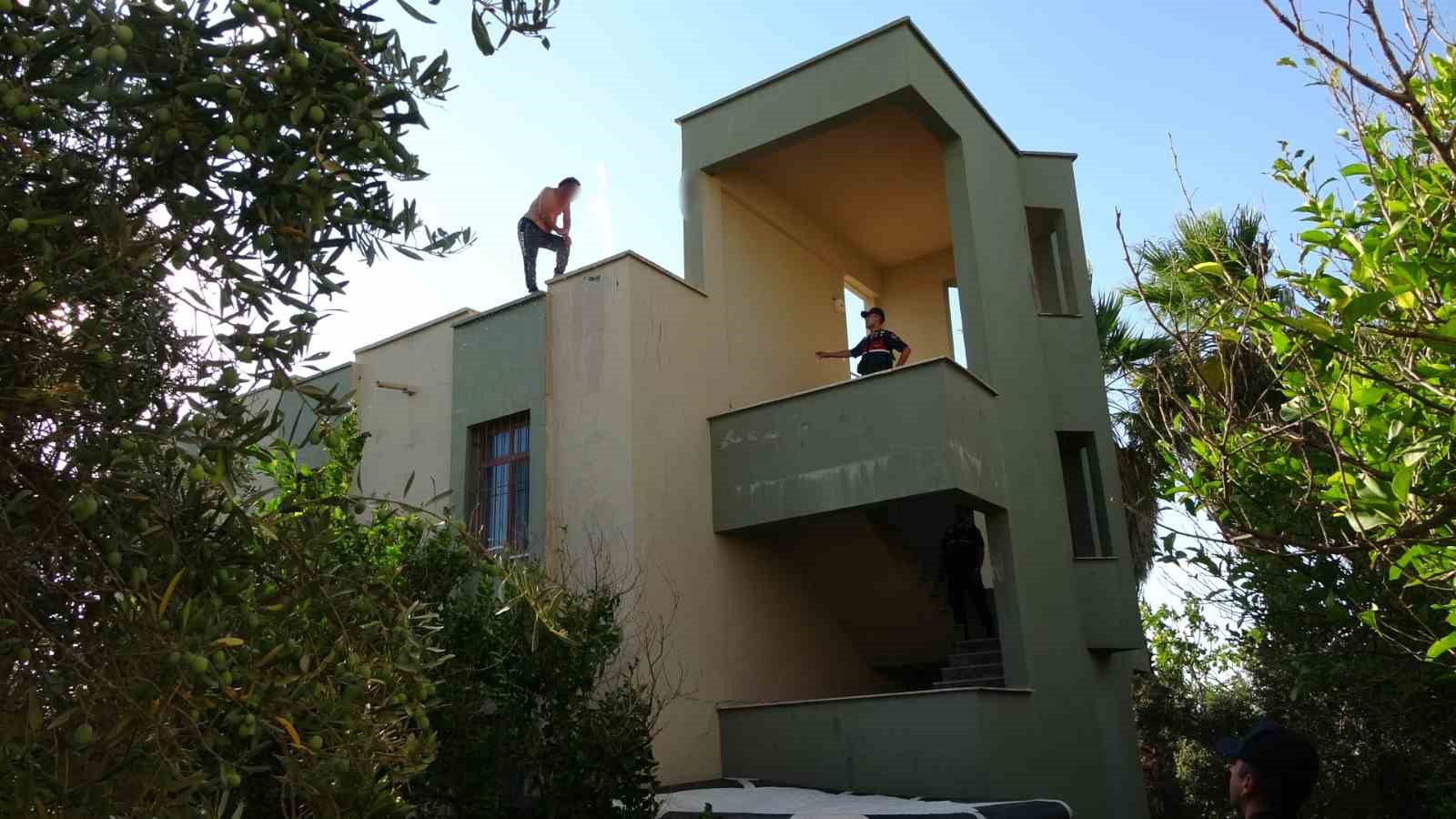 Çalıştığı otelin lojmanın çatısında ‘karım gelecek’ diye usturalı eylem yaptı