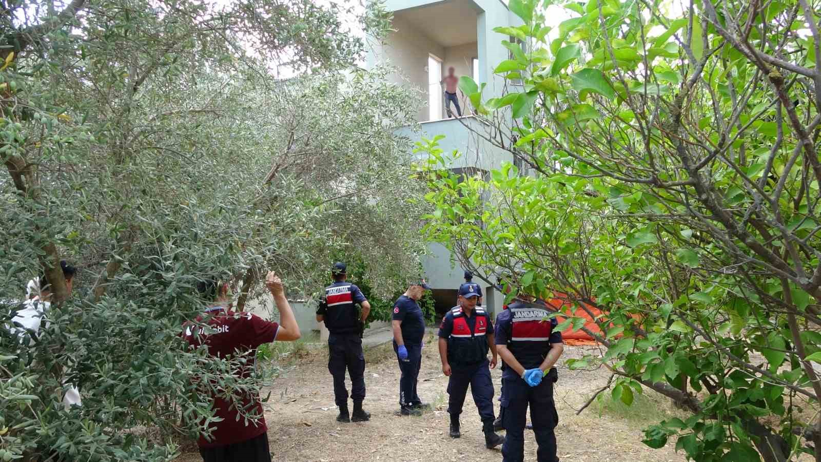 Çalıştığı otelin lojmanın çatısında ‘karım gelecek’ diye usturalı eylem yaptı