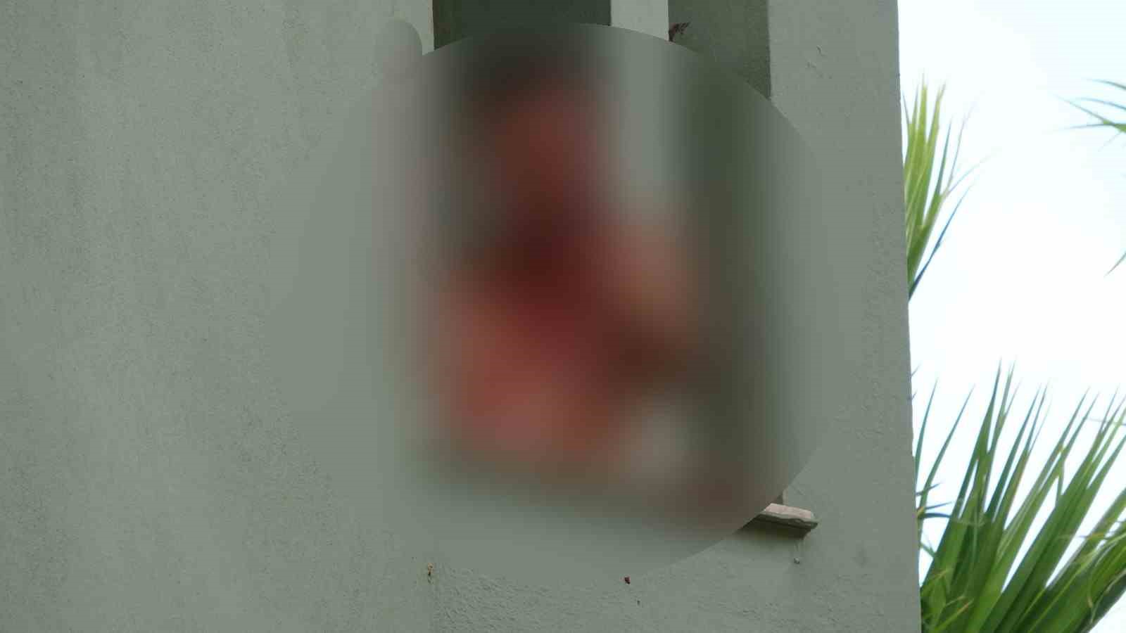 Çalıştığı otelin lojmanın çatısında ‘karım gelecek’ diye usturalı eylem yaptı