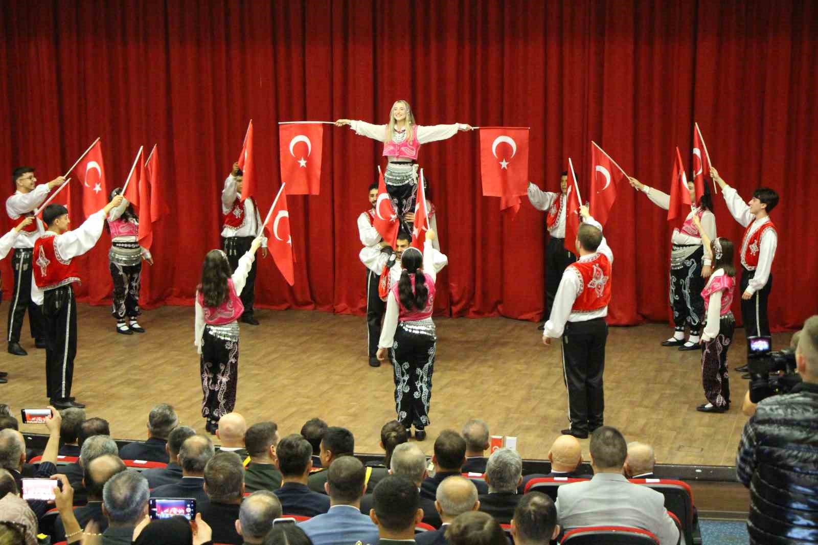 Amasya’da 30 Ağustos coşkusu: İki vatandaş zirvede bayrak açtı