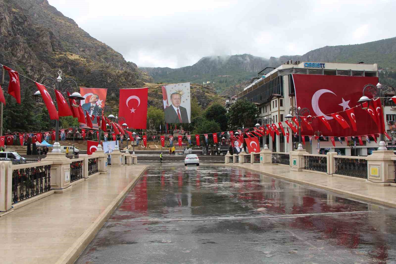Amasya’da 30 Ağustos coşkusu: İki vatandaş zirvede bayrak açtı