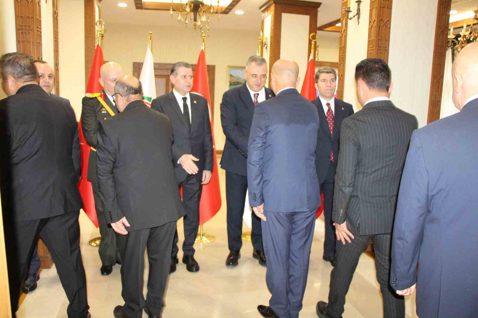 Amasya’da 30 Ağustos coşkusu: İki vatandaş zirvede bayrak açtı