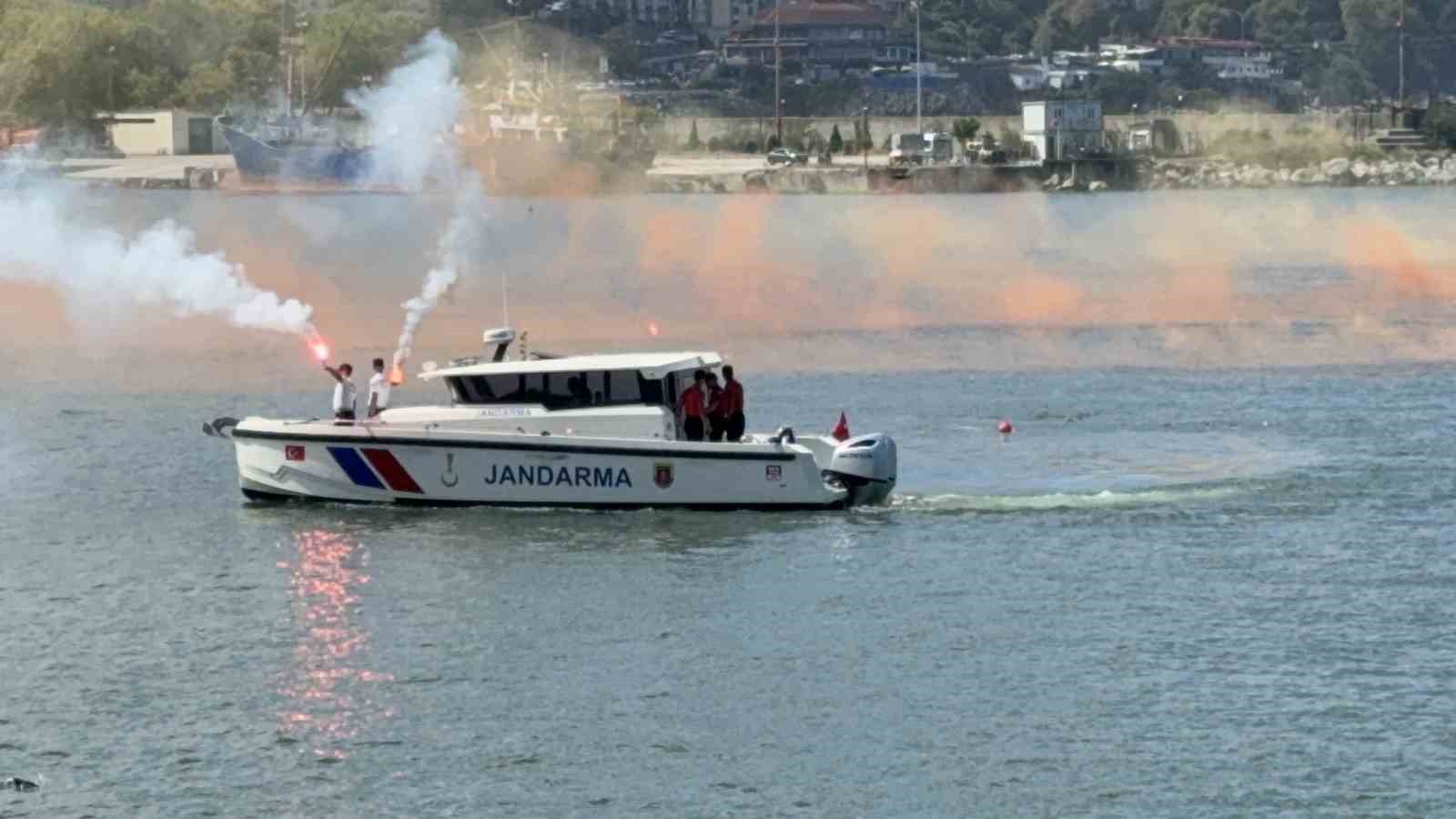 Zonguldak Limanı’nda 30 Ağustos şöleni: Römorkörlerden görsel şov