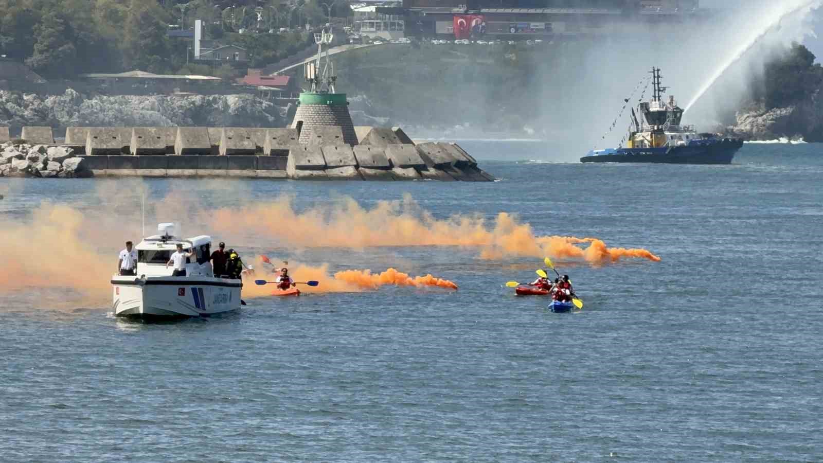 Zonguldak Limanı’nda 30 Ağustos şöleni: Römorkörlerden görsel şov