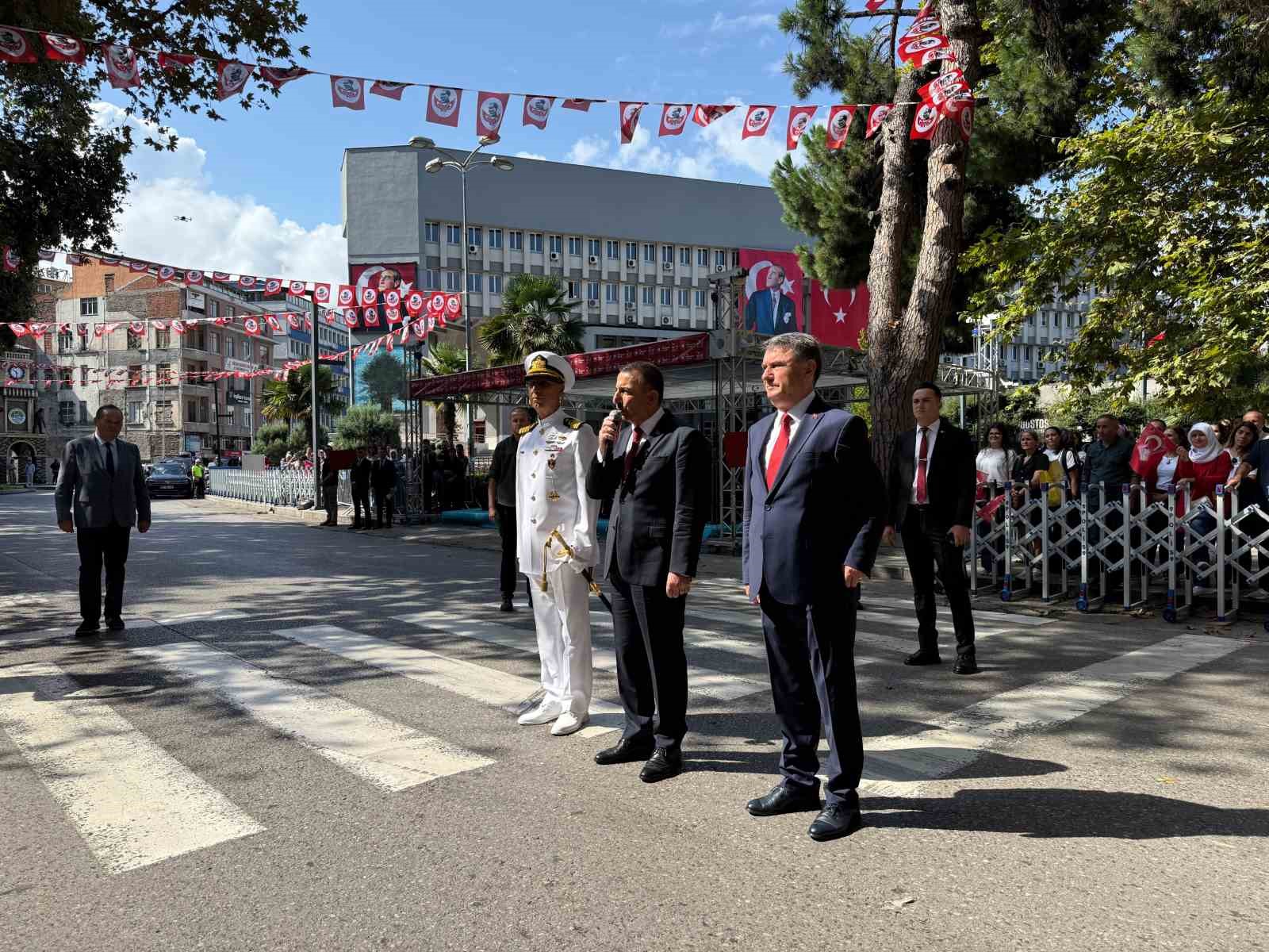 Zonguldak Limanı’nda 30 Ağustos şöleni: Römorkörlerden görsel şov