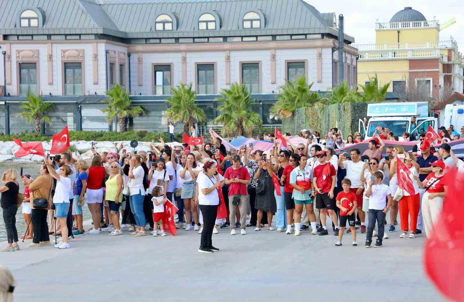 Büyükçekmece’de denizde 660 metrekarelik Türk bayrağı açıldı