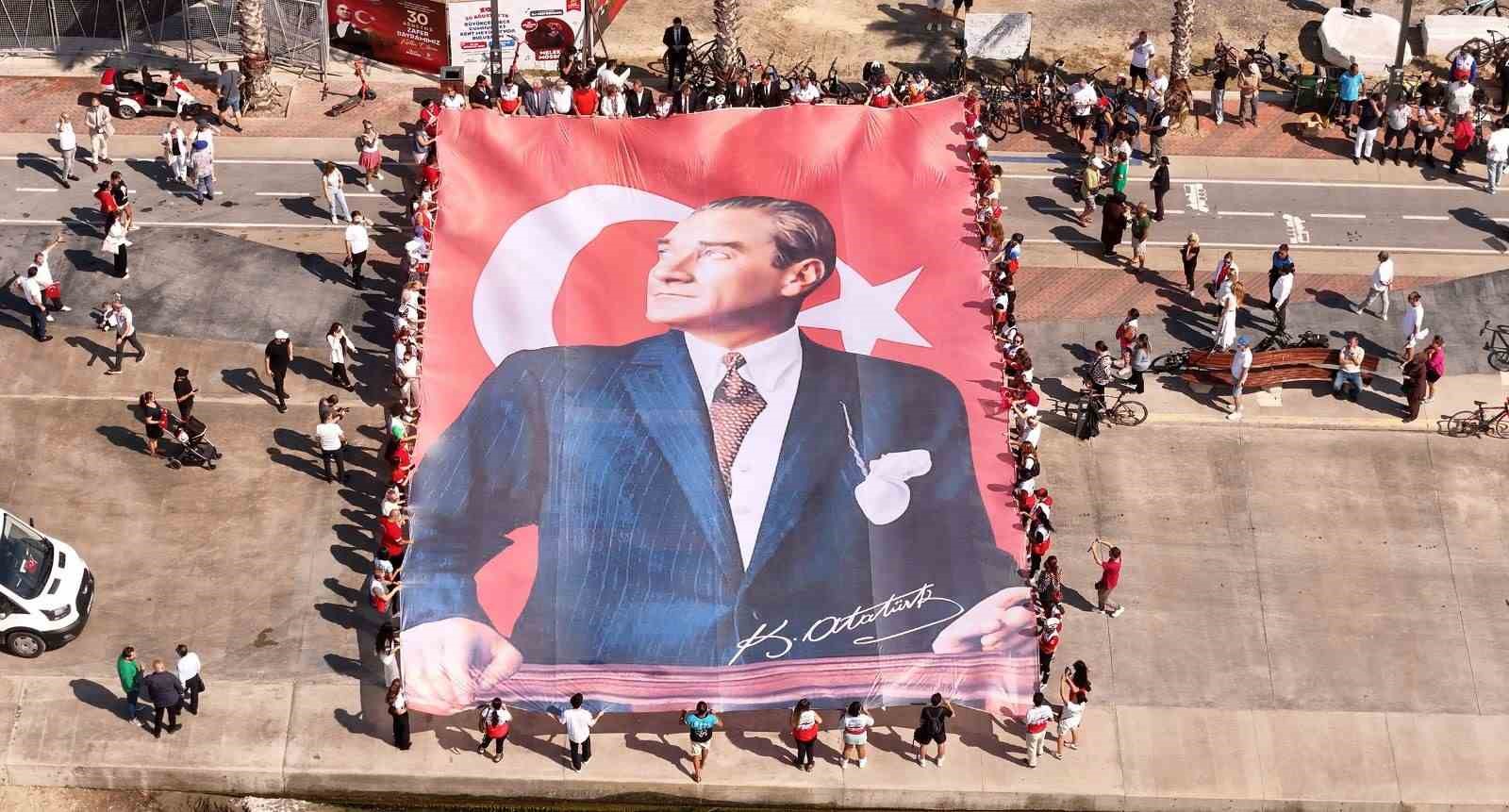 Büyükçekmece’de denizde 660 metrekarelik Türk bayrağı açıldı