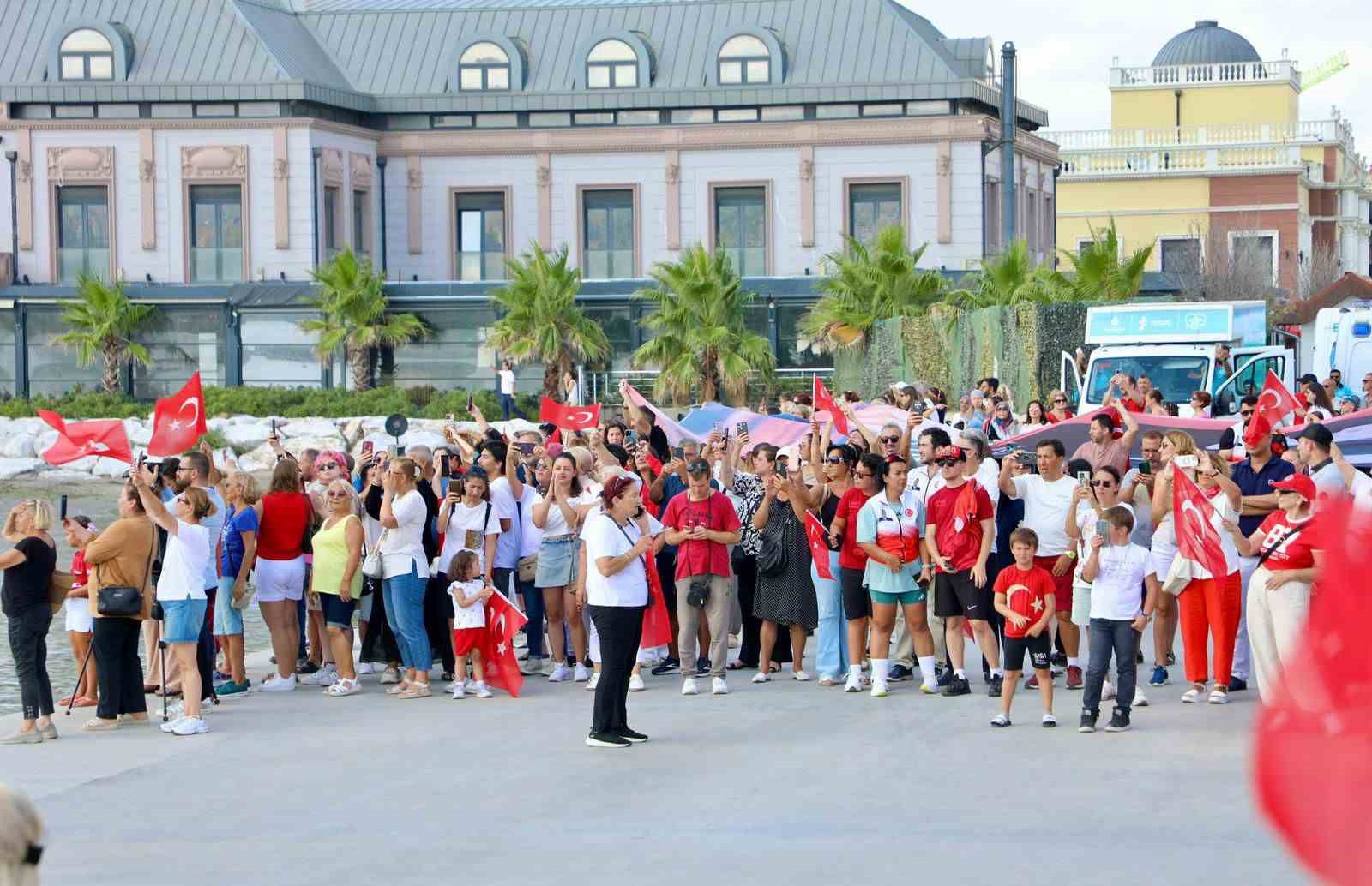 Büyükçekmece’de denizde 660 metrekarelik Türk bayrağı açıldı