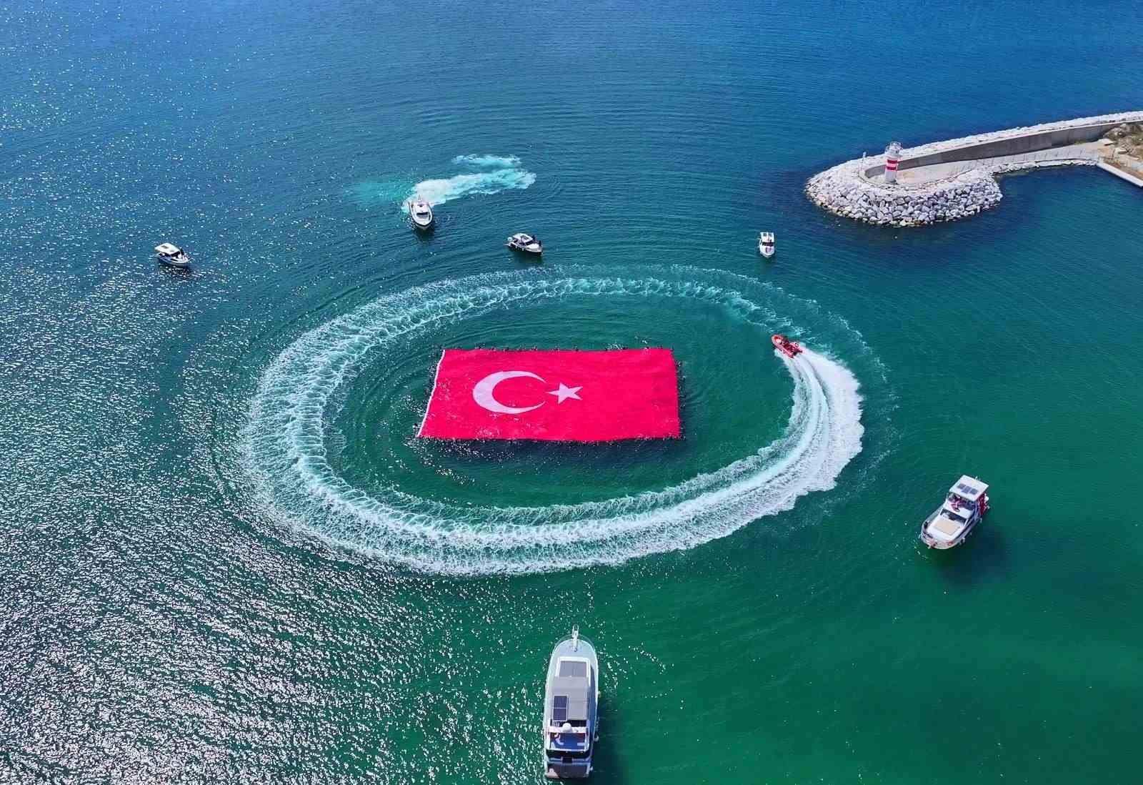 Büyükçekmece’de denizde 660 metrekarelik Türk bayrağı açıldı