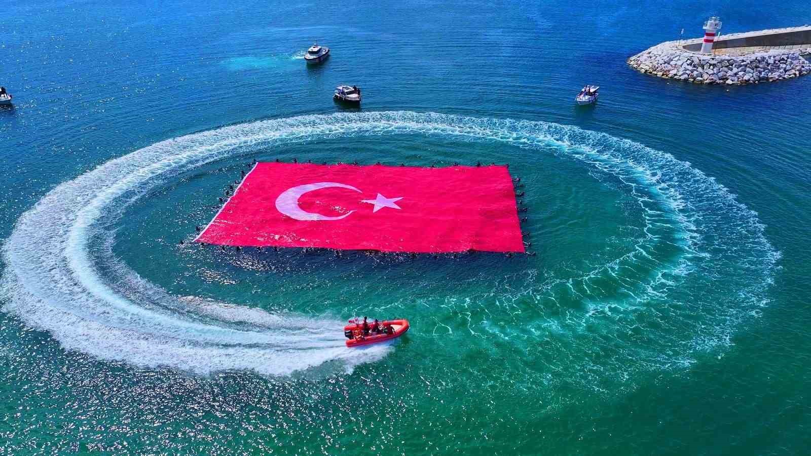 Büyükçekmece’de denizde 660 metrekarelik Türk bayrağı açıldı