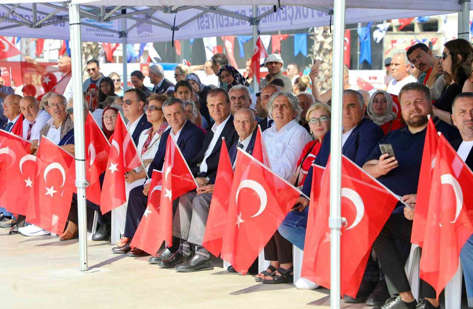 Büyükçekmece’de denizde 660 metrekarelik Türk bayrağı açıldı