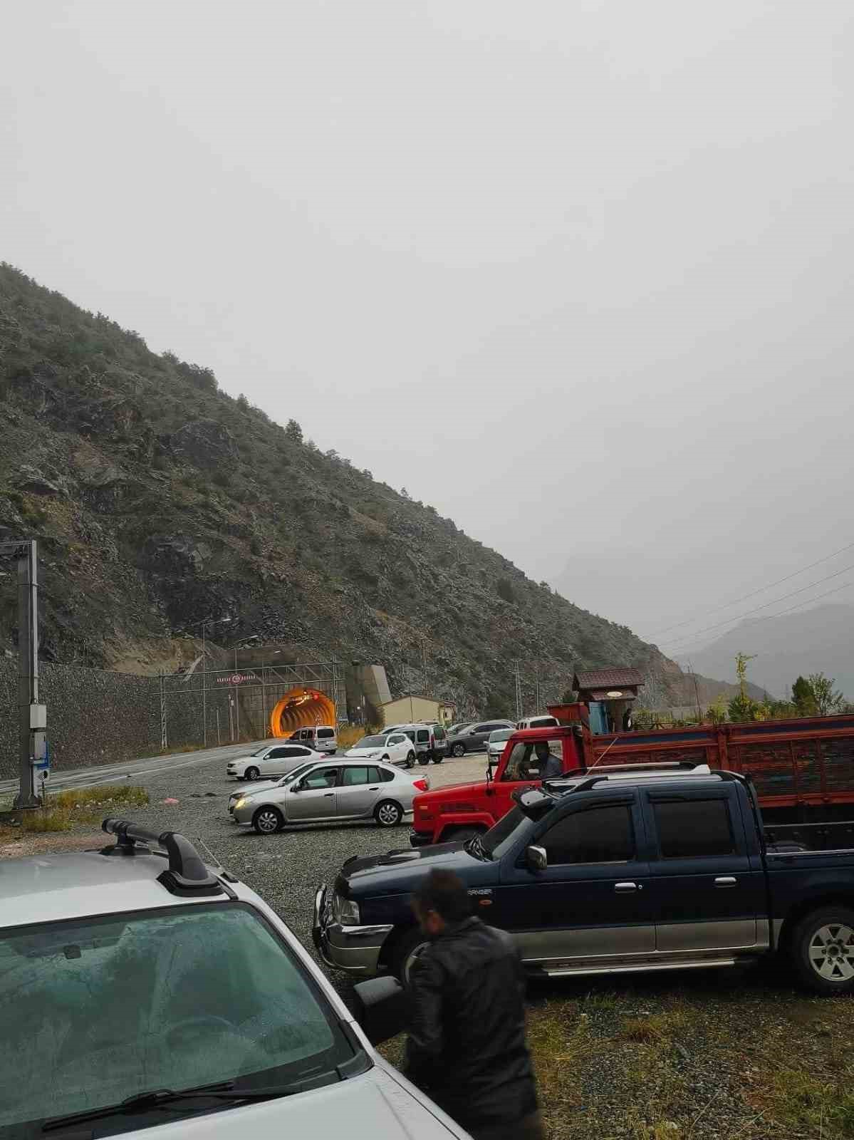 Artvin’de sağanak heyelan ve sele neden oldu