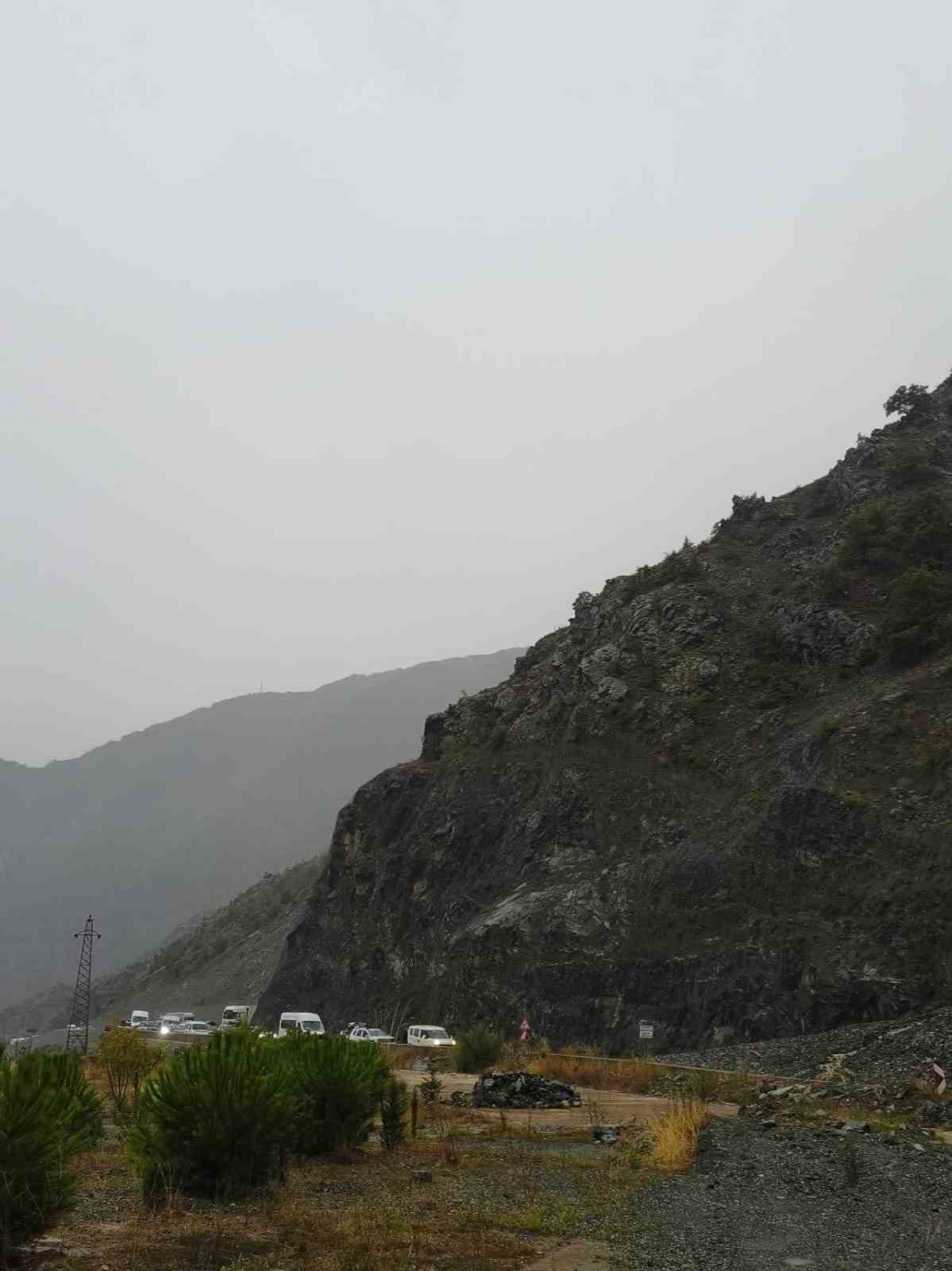 Artvin’de sağanak heyelan ve sele neden oldu