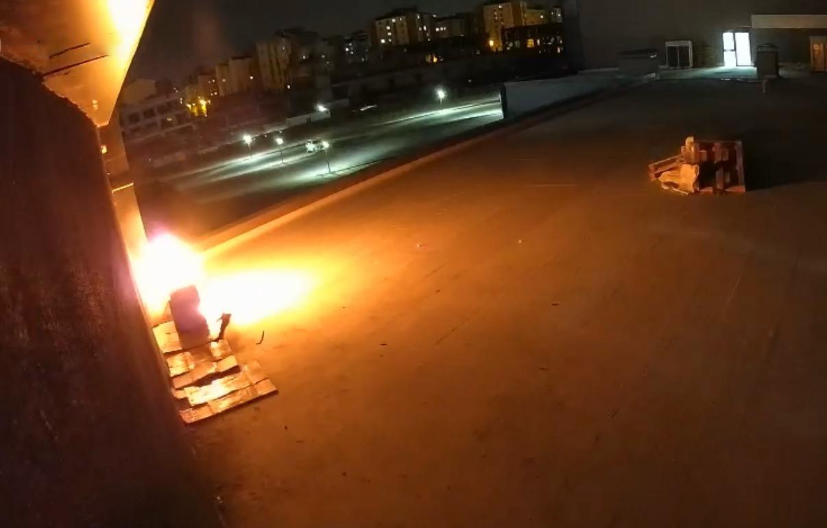 Plazada nargile közünün neden olduğu yangının görüntüleri ortaya çıktı