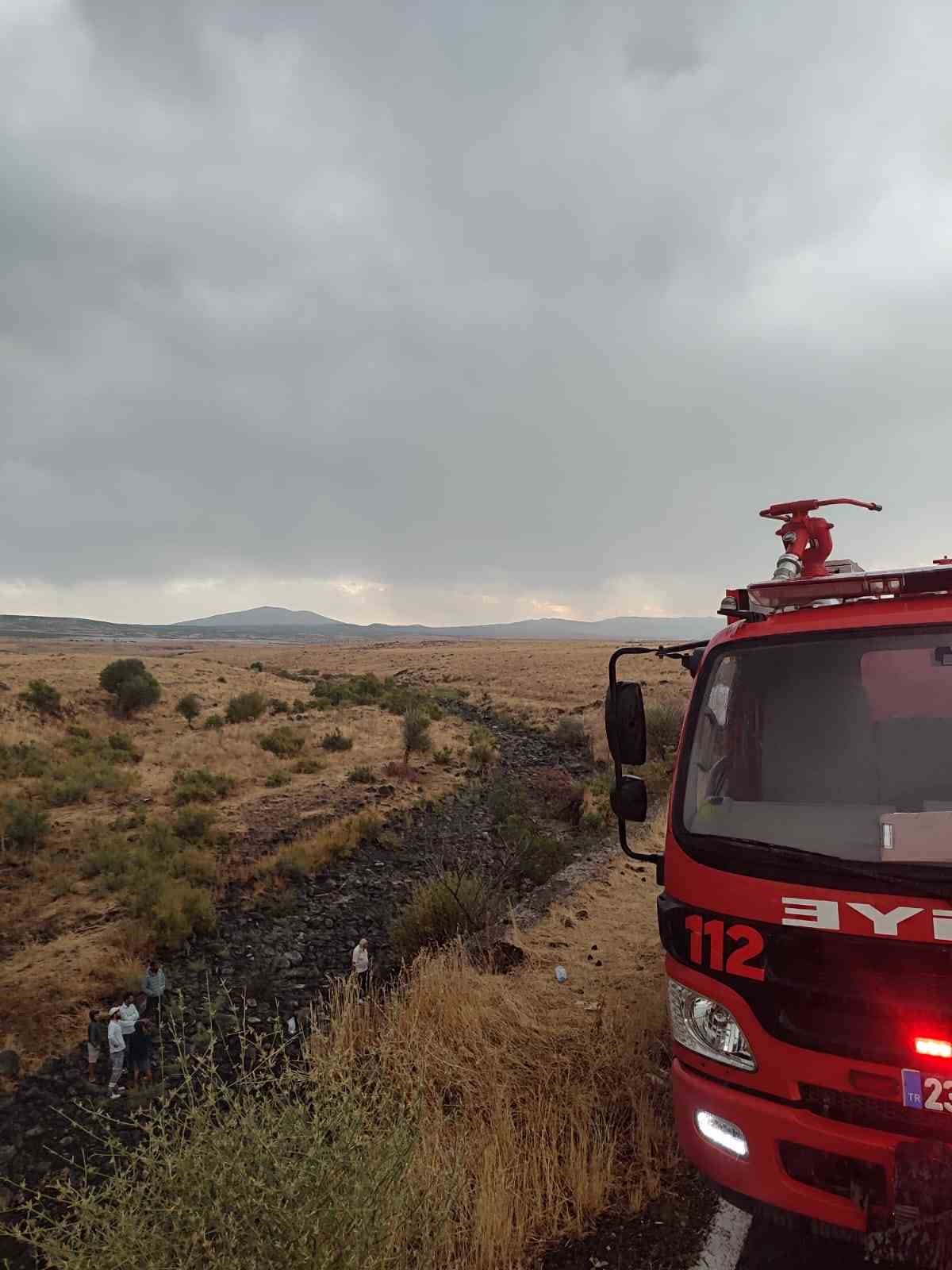 Elazığ’da otomobil şarampole yuvarlandı: 1 yaralı
