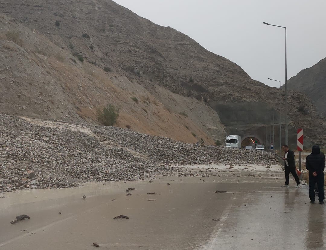 Oltu-Artvin yolu sağanak nedeniyle trafiğe kapandı