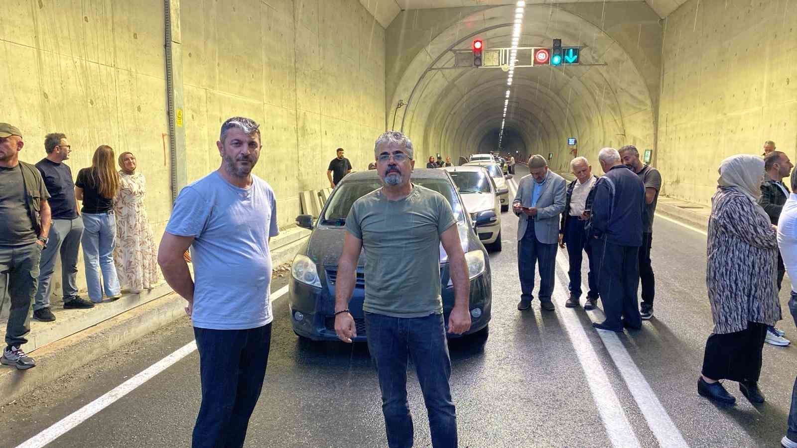 Oltu-Artvin yolu sağanak nedeniyle trafiğe kapandı