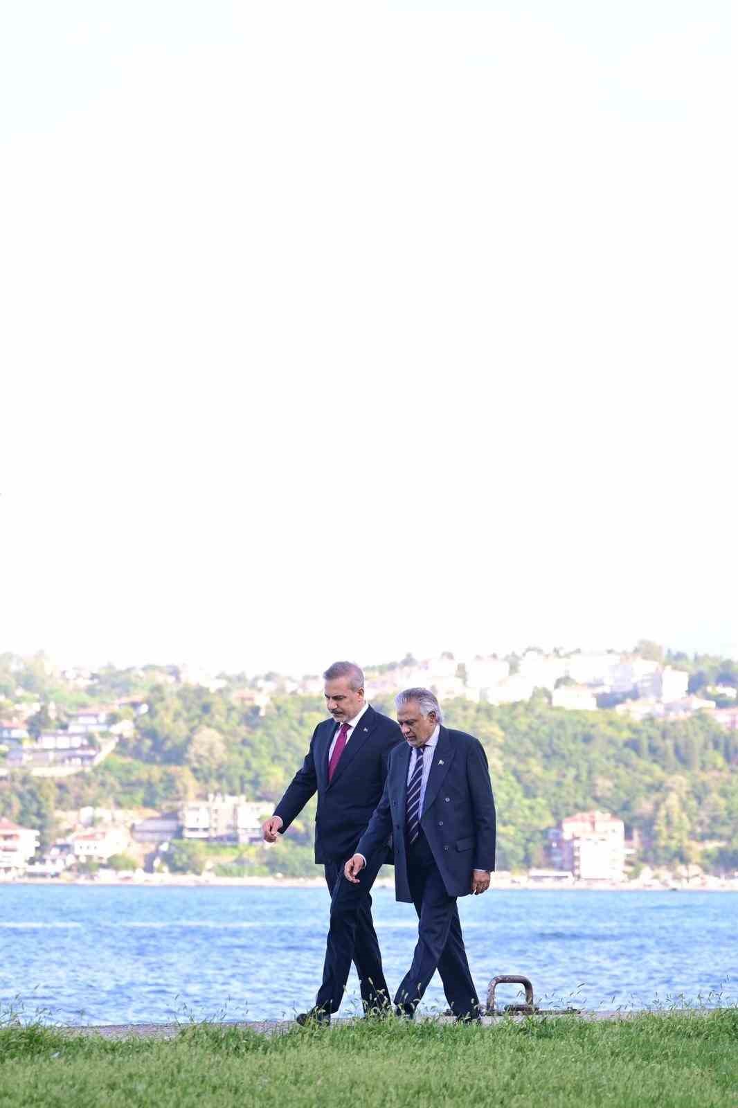 Bakan Fidan, Pakistanlı mevkidaşı Dar ile bir araya geldi