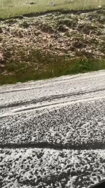Dolu yağışı Sahara Geçidi’ni beyaza bürüdü