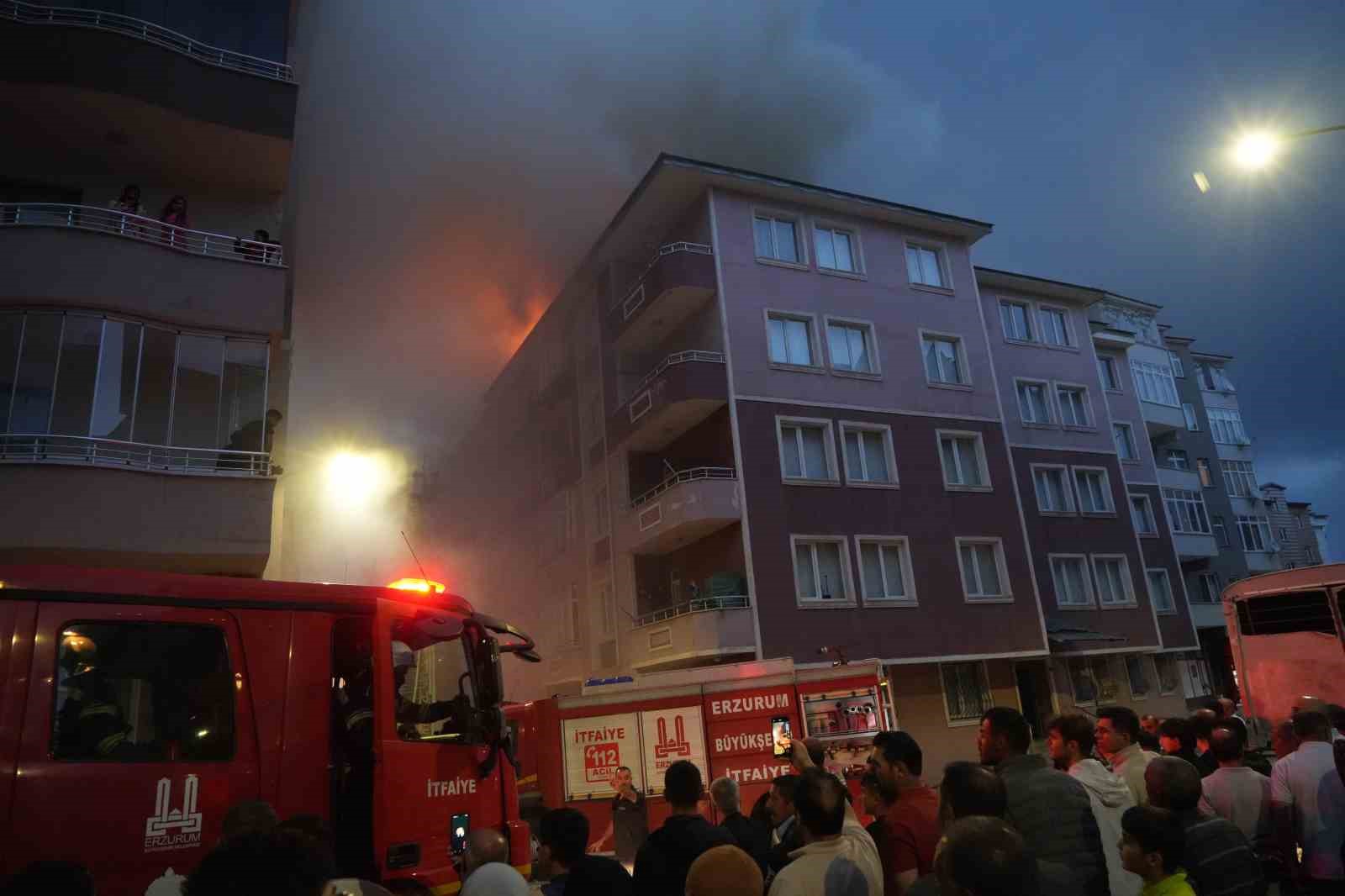 Erzurum’da korkutan çatı yangını