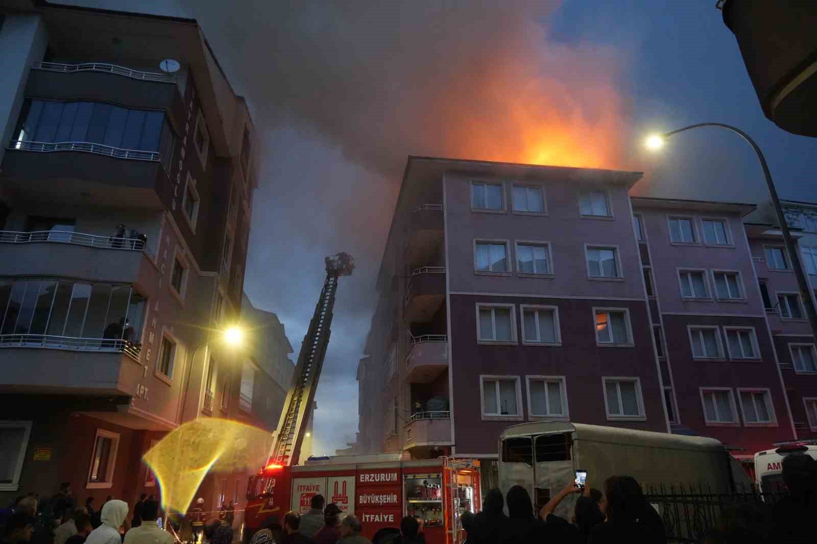 Erzurum’da korkutan çatı yangını
