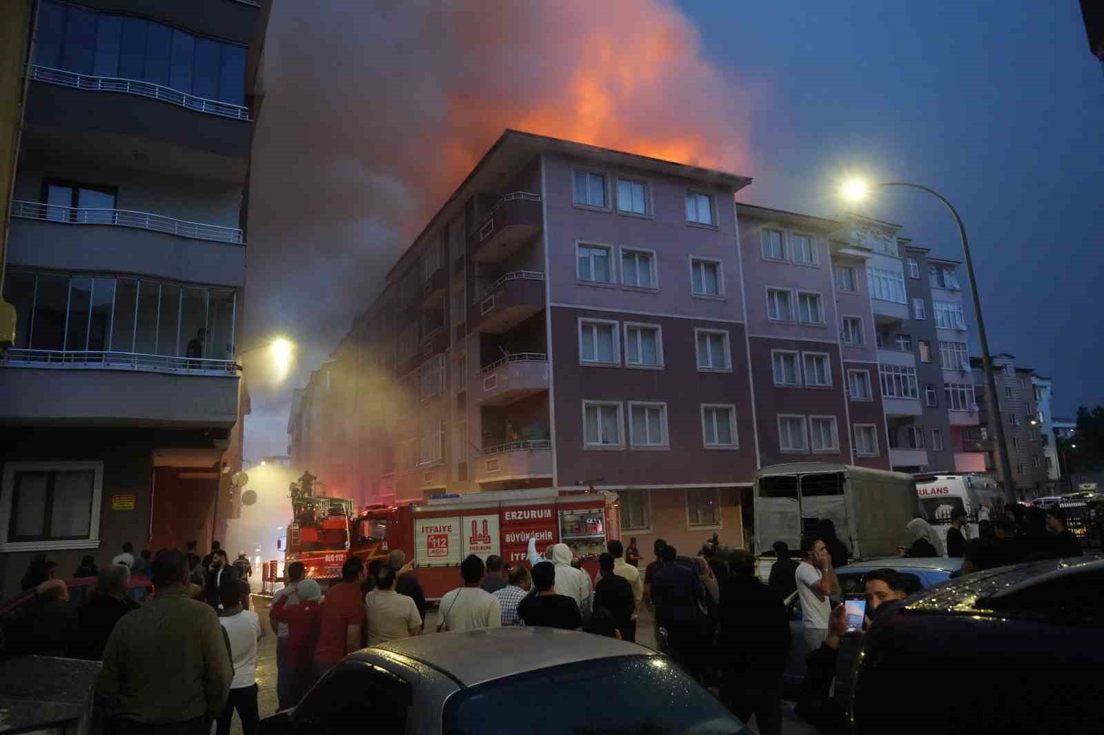 Erzurum’da korkutan çatı yangını