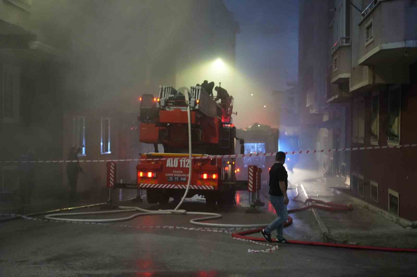 Erzurum’da korkutan çatı yangını