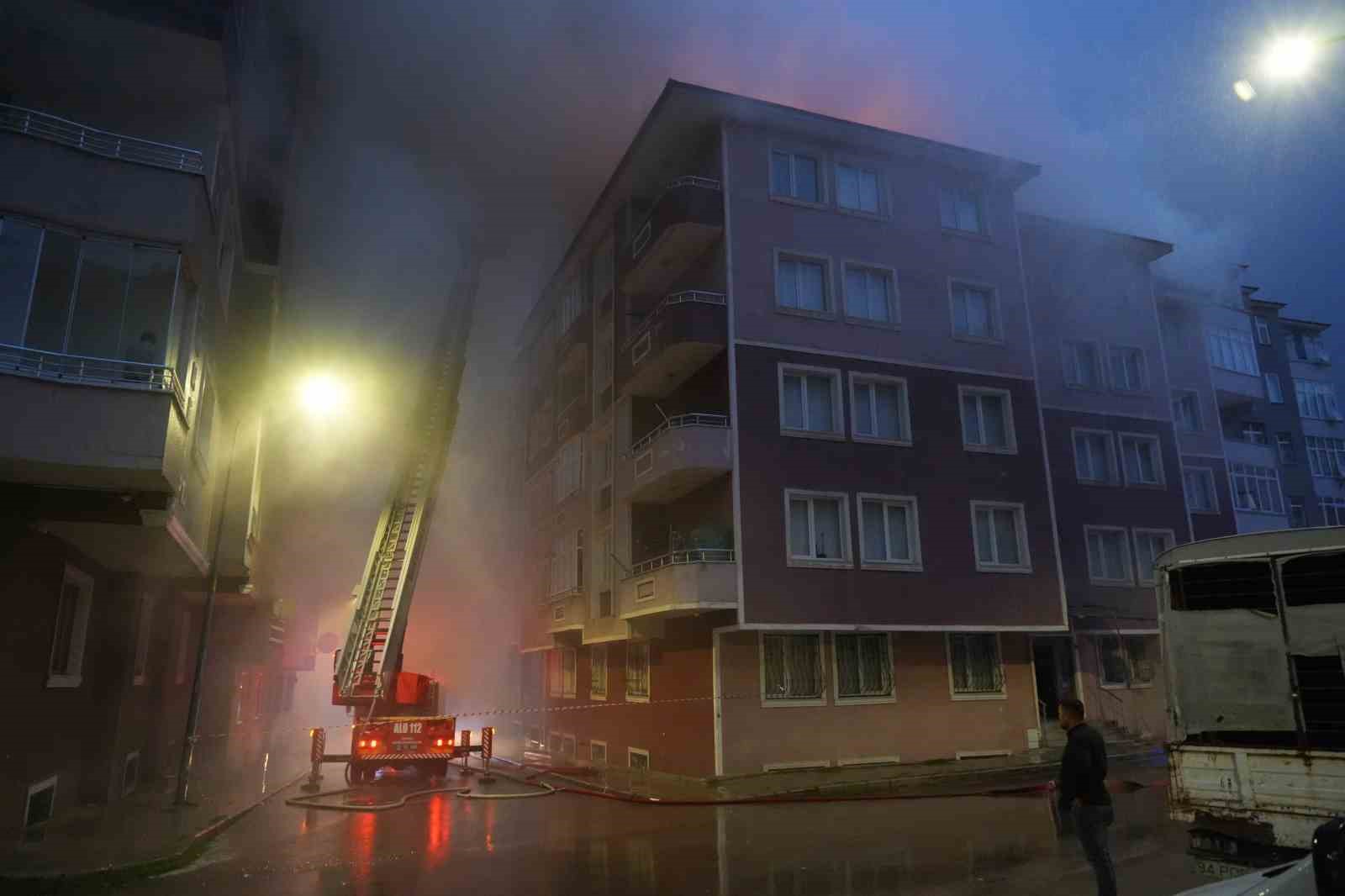 Erzurum’da korkutan çatı yangını