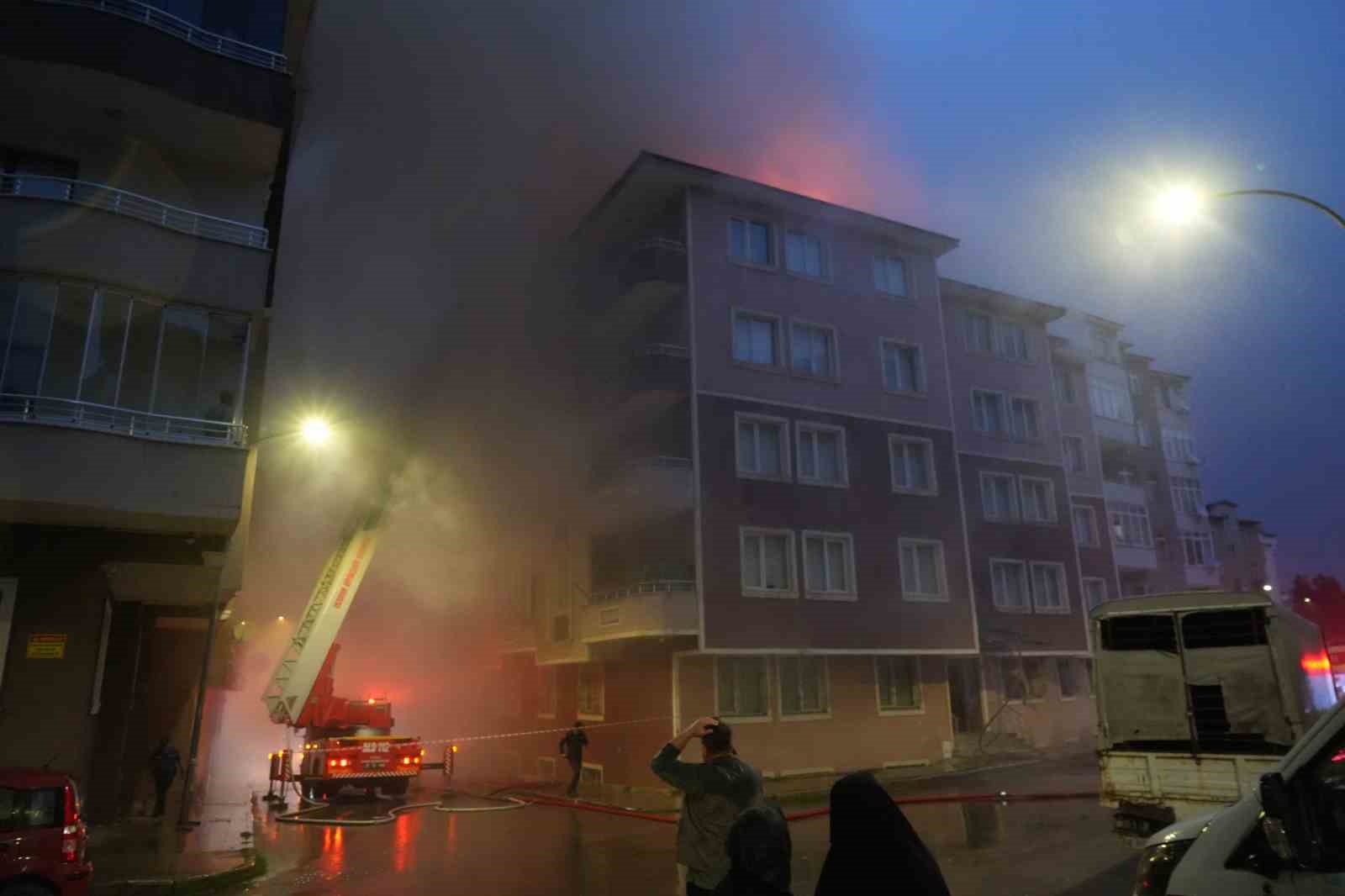 Erzurum’da korkutan çatı yangını