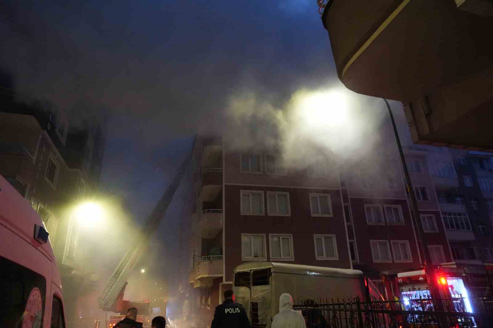 Erzurum’da korkutan çatı yangını