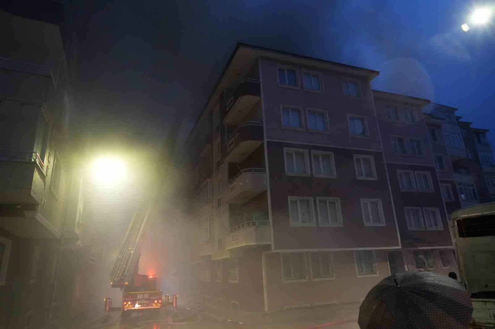 Erzurum’da korkutan çatı yangını