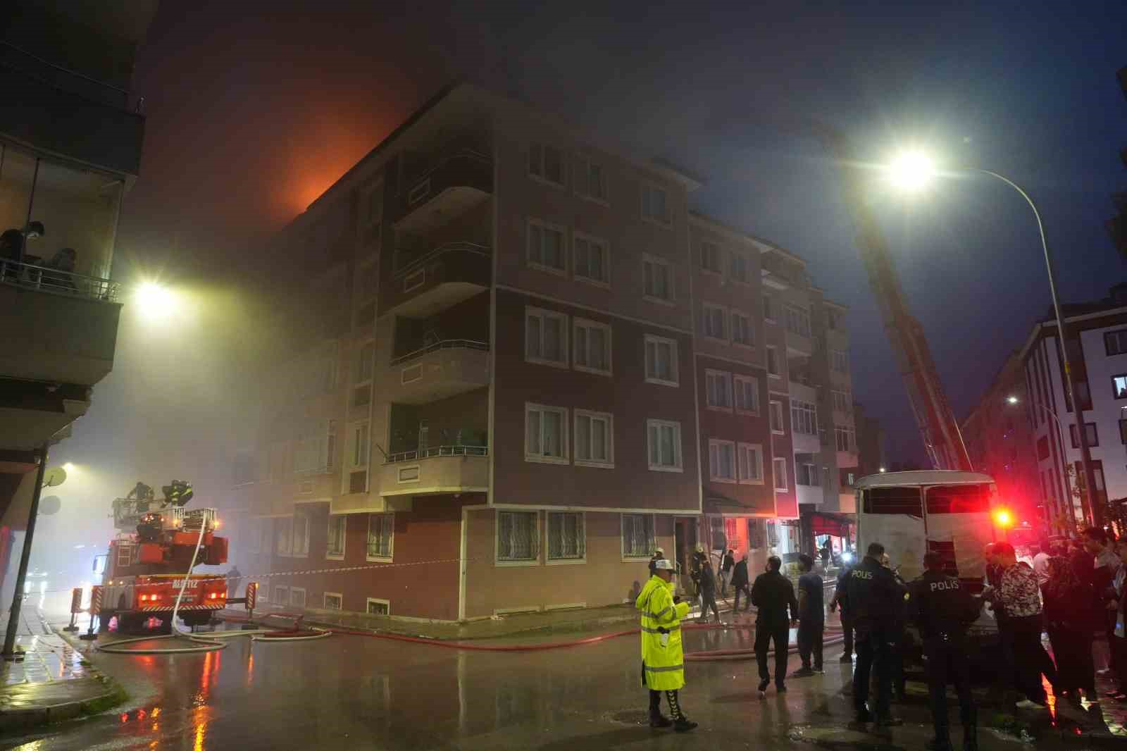 Erzurum’da korkutan çatı yangını