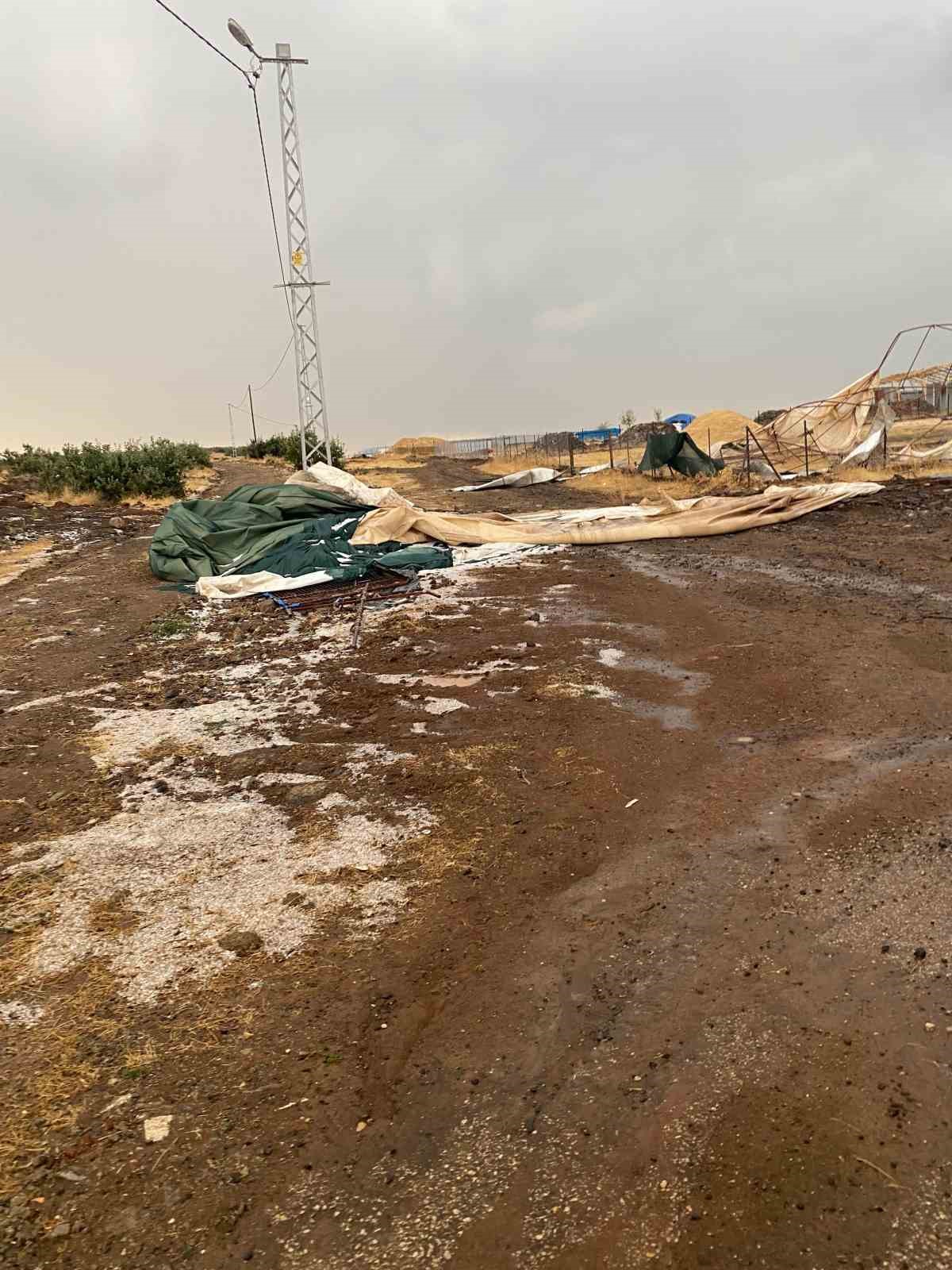 Elazığ’da fırtına ve dolu, tarım arazilerine zarar verdi