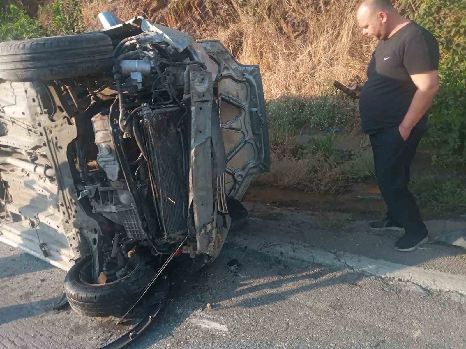Osmaniye’de kontrolden çıkan hafif ticari araç yan yattı: 4 yaralı