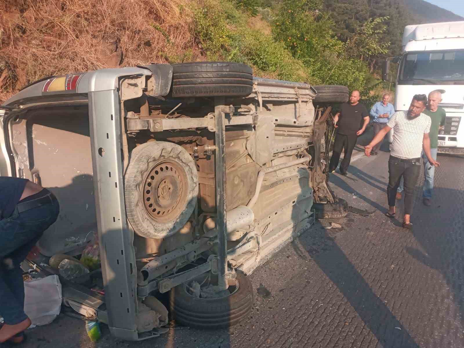 Osmaniye’de kontrolden çıkan hafif ticari araç yan yattı: 4 yaralı