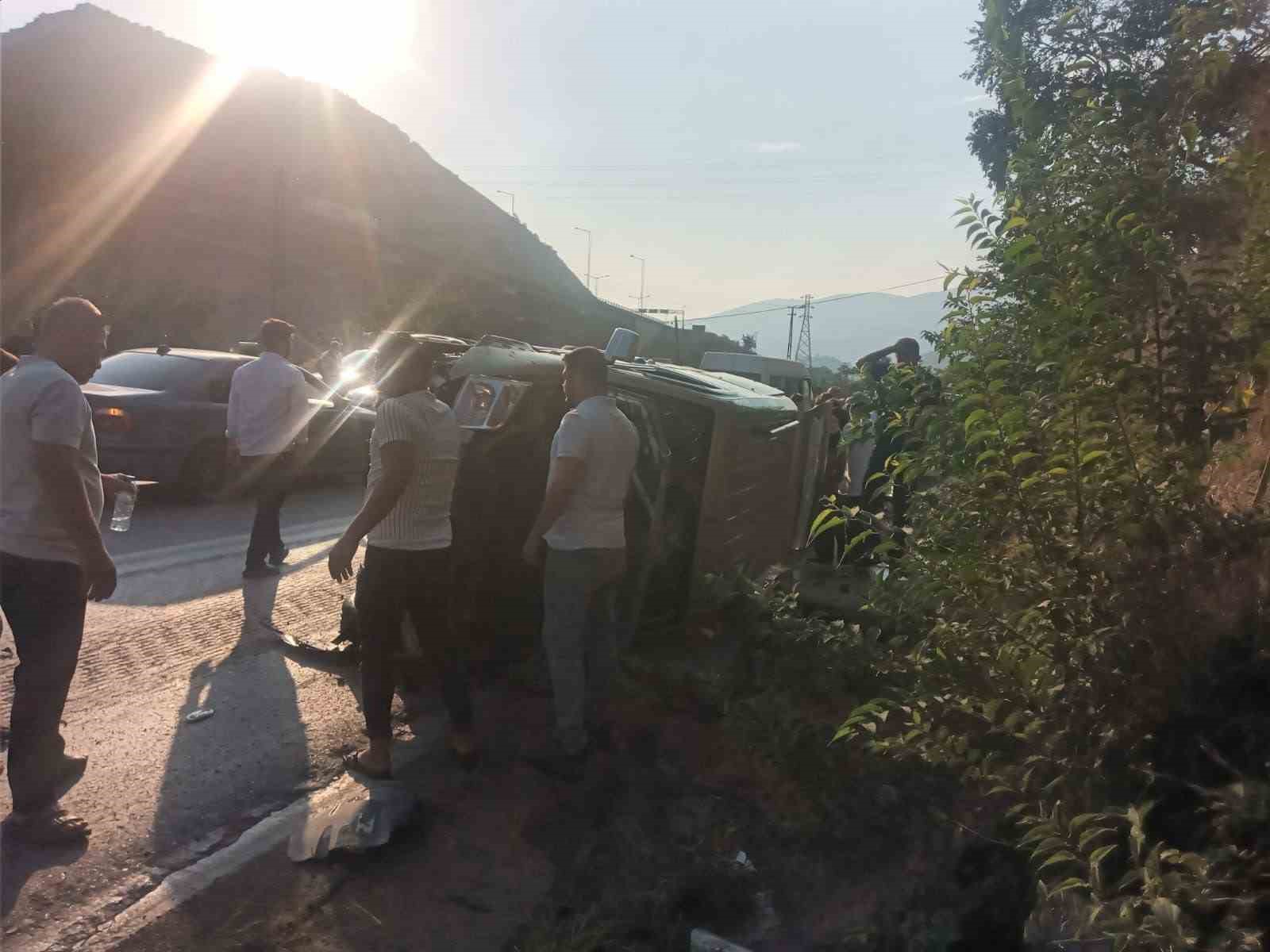 Osmaniye’de kontrolden çıkan hafif ticari araç yan yattı: 4 yaralı