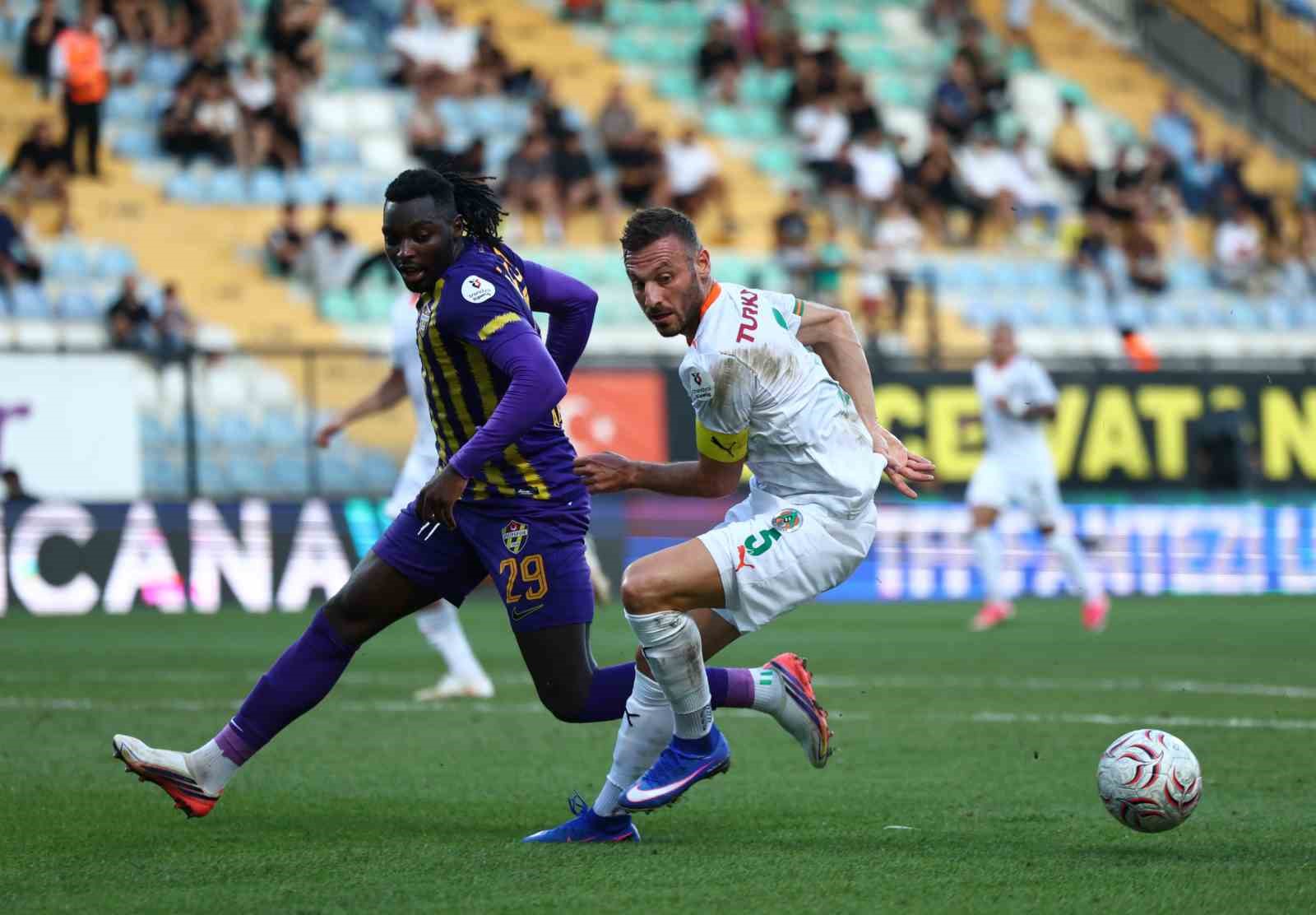 Trendyol Süper Lig: Eyüpspor: 1 - Alanyaspor: 1 (İlk yarı)