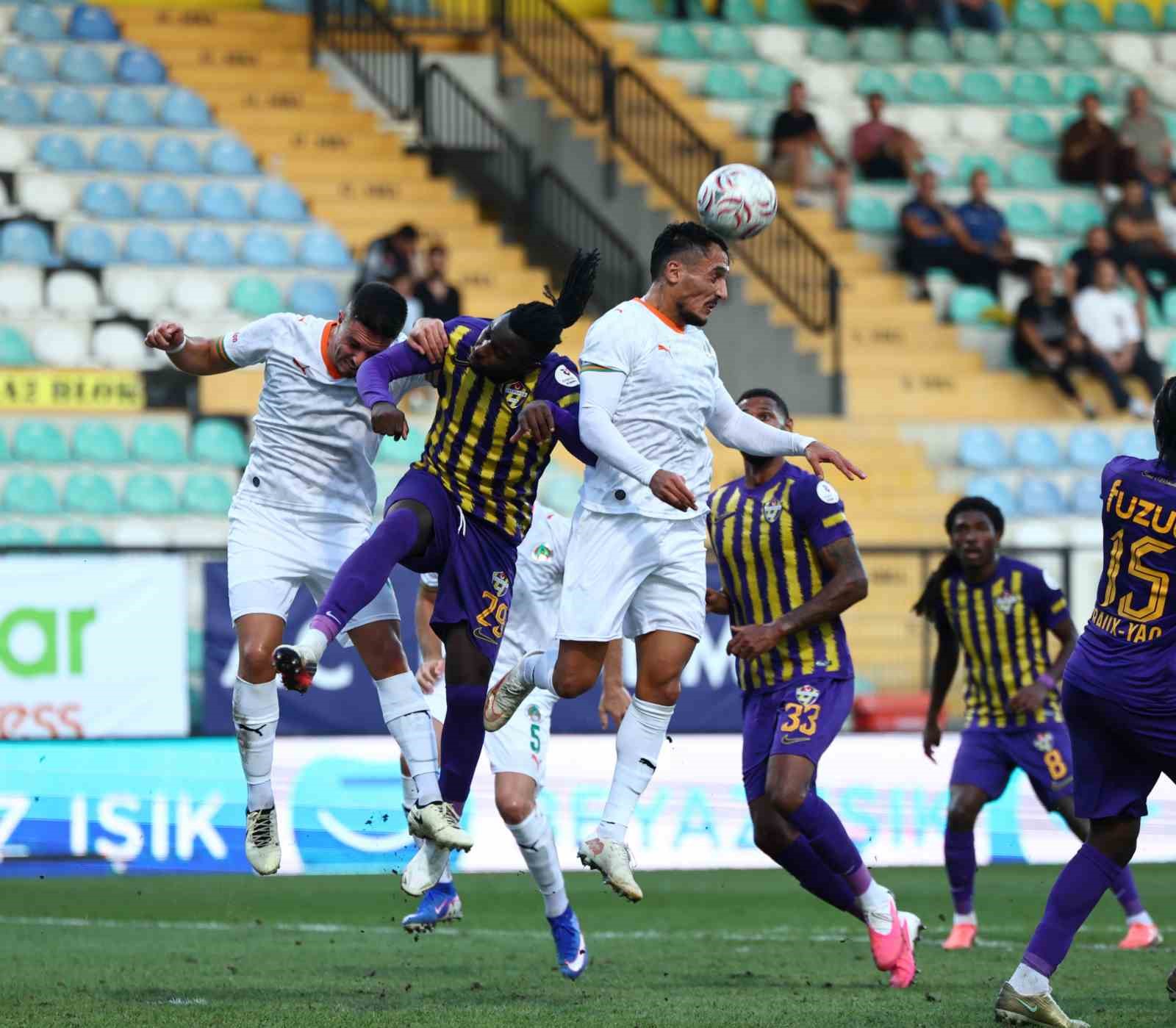 Trendyol Süper Lig: Eyüpspor: 1 - Alanyaspor: 1 (İlk yarı)