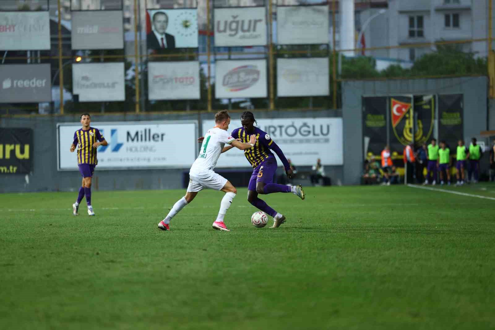 Trendyol Süper Lig: Eyüpspor: 1 - Alanyaspor: 1 (İlk yarı)