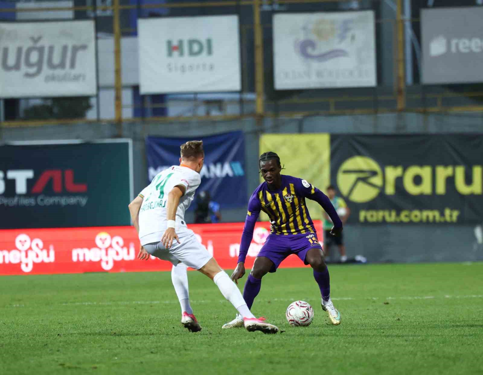 Trendyol Süper Lig: Eyüpspor: 1 - Alanyaspor: 1 (İlk yarı)