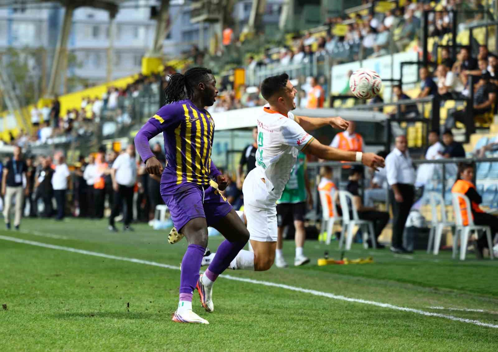 Trendyol Süper Lig: Eyüpspor: 1 - Alanyaspor: 1 (İlk yarı)