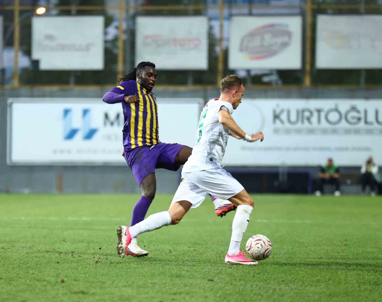Trendyol Süper Lig: Eyüpspor: 1 - Alanyaspor: 1 (İlk yarı)