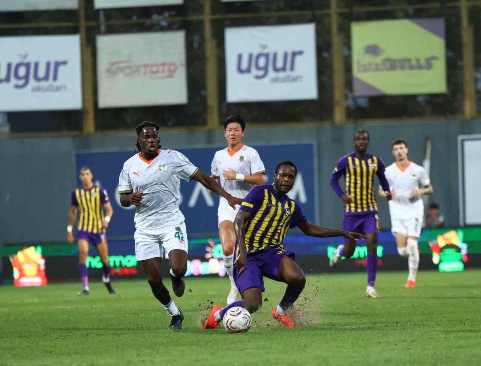 Trendyol Süper Lig: Eyüpspor: 1 - Alanyaspor: 1 (İlk yarı)