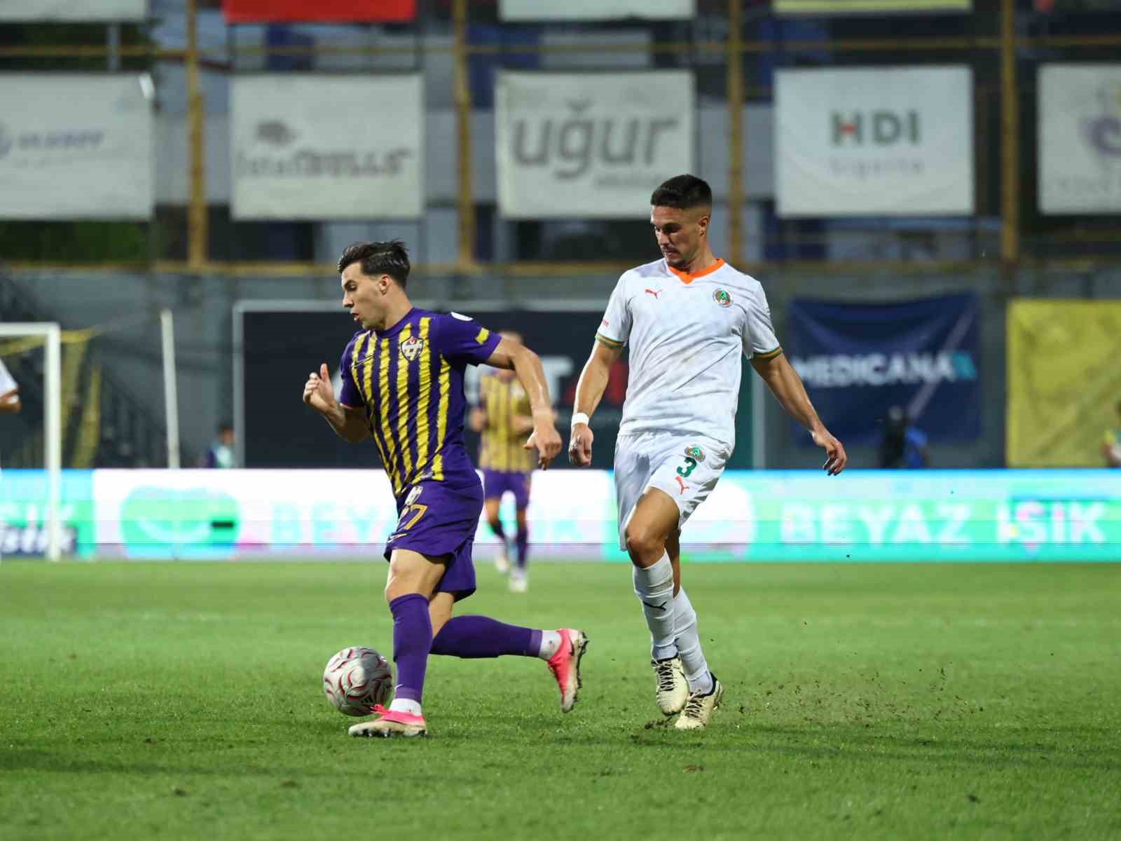 Trendyol Süper Lig: Eyüpspor: 1 - Alanyaspor: 1 (İlk yarı)